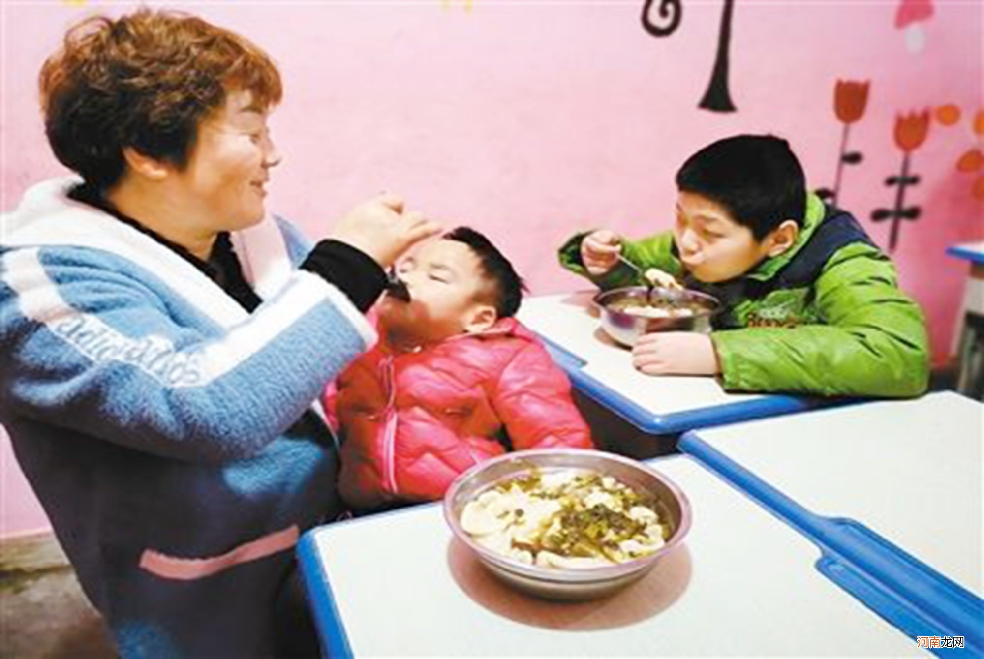 “中国式”喂饭会害了孩子，父母学会“1期3招”，让娃乖乖吃饭