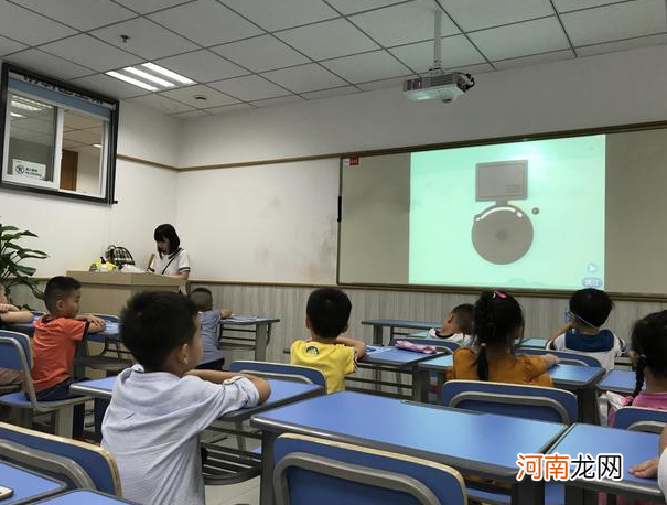 生在九月的孩子上学吃亏？晚一年上学的3个好处，家长要知道