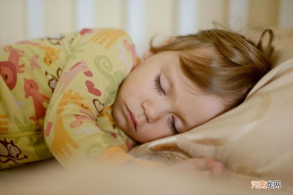 天气炎热，别让孩子这样睡觉，容易生病还影响发育