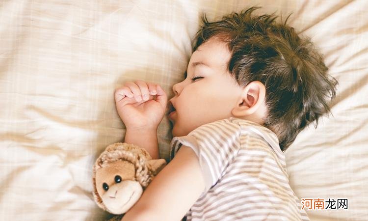 天气炎热，别让孩子这样睡觉，容易生病还影响发育