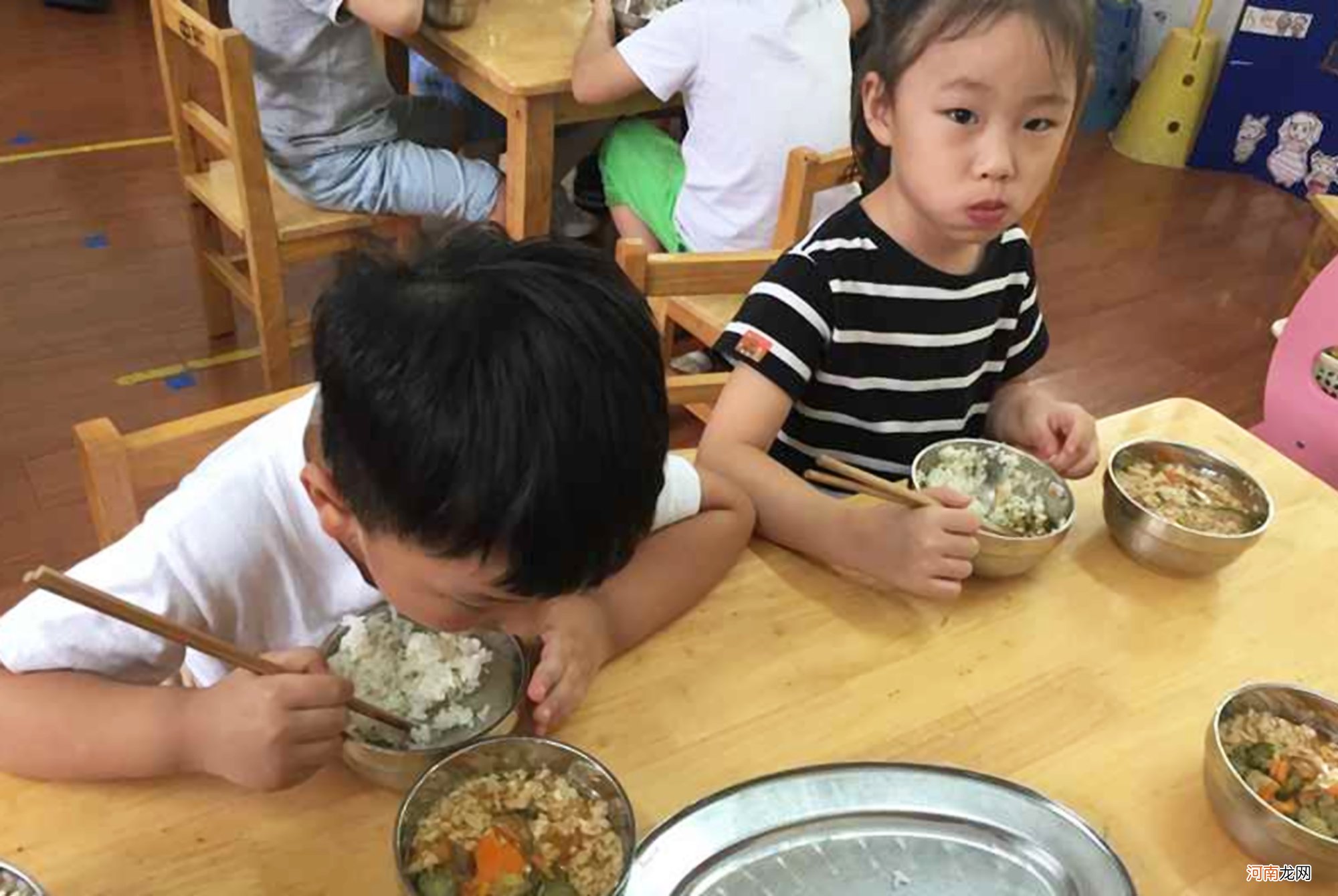 孩子说幼儿园的饭菜很香，一次能吃两碗，看到照片妈妈也“馋”了