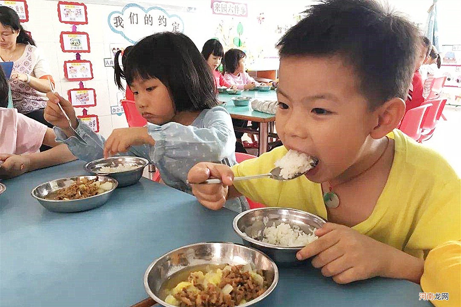 孩子说幼儿园的饭菜很香，一次能吃两碗，看到照片妈妈也“馋”了