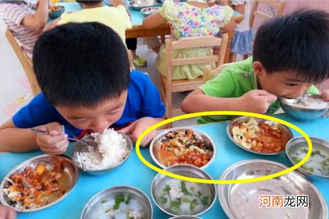 孩子说幼儿园的饭菜很香，一次能吃两碗，看到照片妈妈也“馋”了