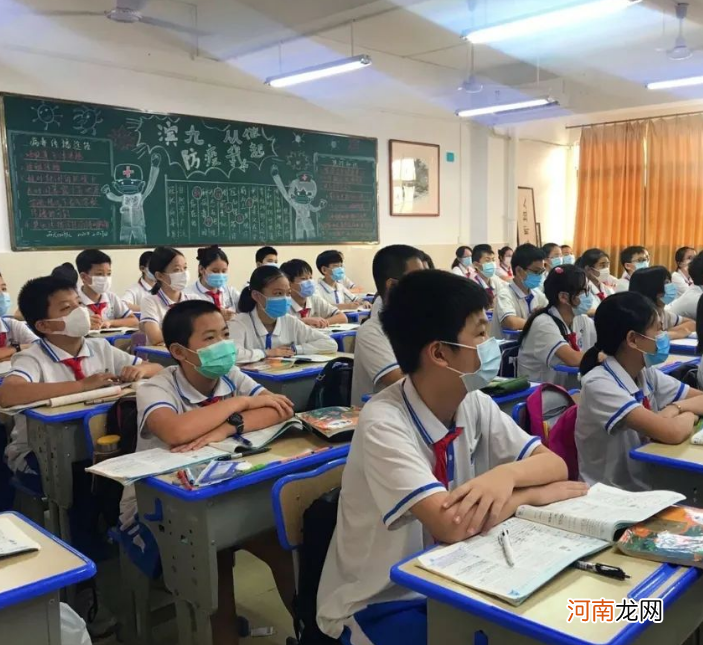 学生青春期叛逆，家长要去理解和接纳他，尽量多和孩子沟通