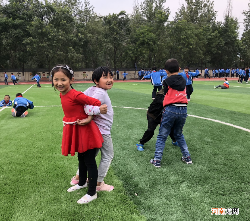 学生青春期叛逆，家长要去理解和接纳他，尽量多和孩子沟通