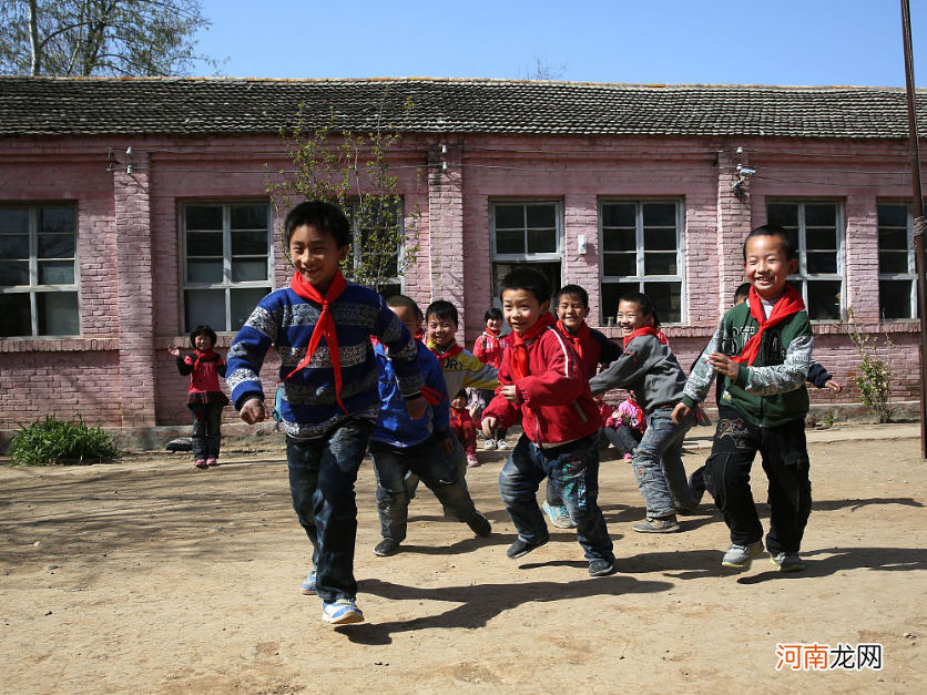 学生青春期叛逆，家长要去理解和接纳他，尽量多和孩子沟通