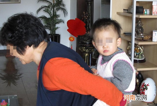 “我得给宝贝外孙炖鸡”,老人藏鸡的背后,让人看懂隔辈亲的魅力