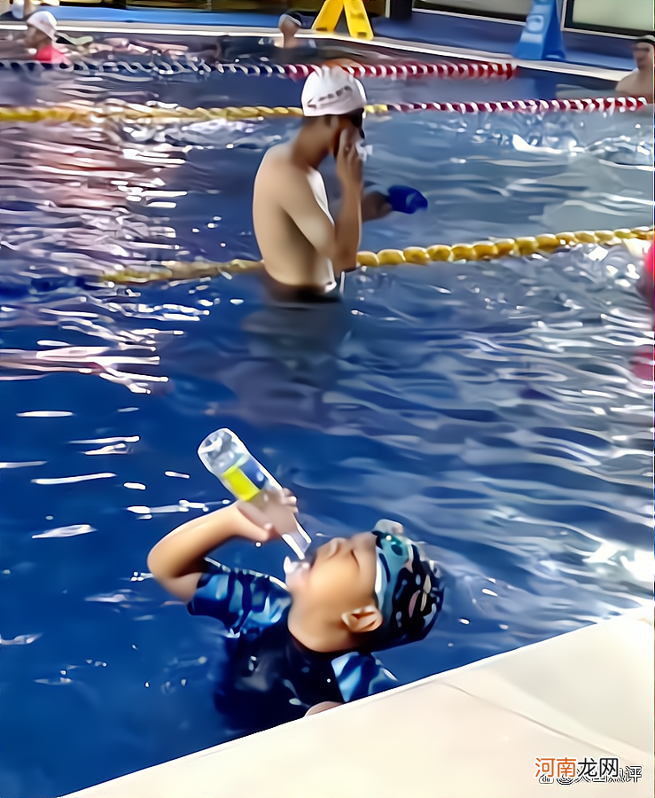 不喝几口水就学不会游泳？男孩谨记于心，用瓶子在泳池不断装水喝