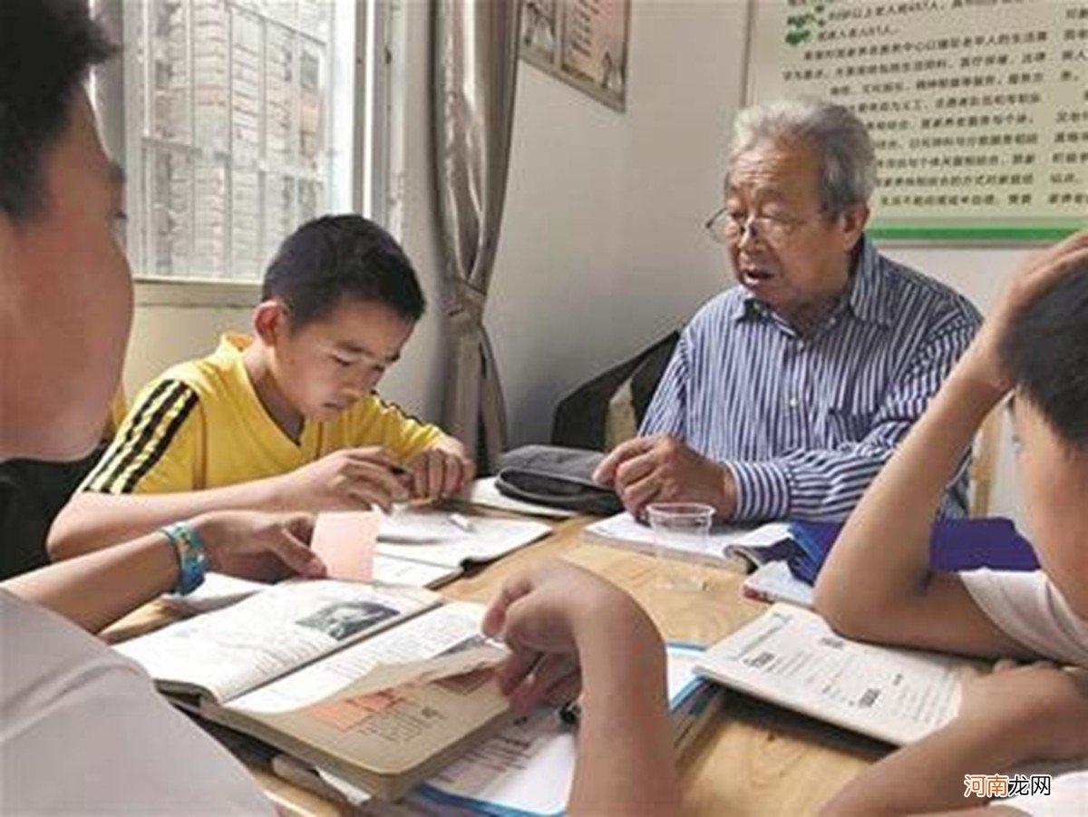 清华教授退休在家带孙子看“闲书”，5年后，孩子的变化大多人比不了