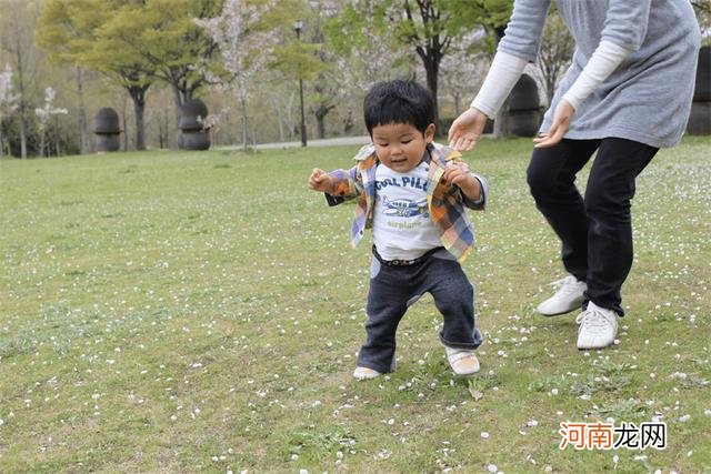 孩子摔倒不用扶？“不理会”的育儿方式要摒弃，这四种行为要摒弃