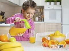 宝宝长期大量饮用果汁的危害