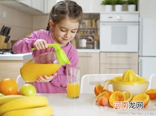 宝宝长期大量饮用果汁的危害
