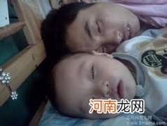 婴儿睡觉不关灯会伤眼睛