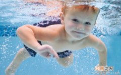 婴儿经常游泳 可促进发育