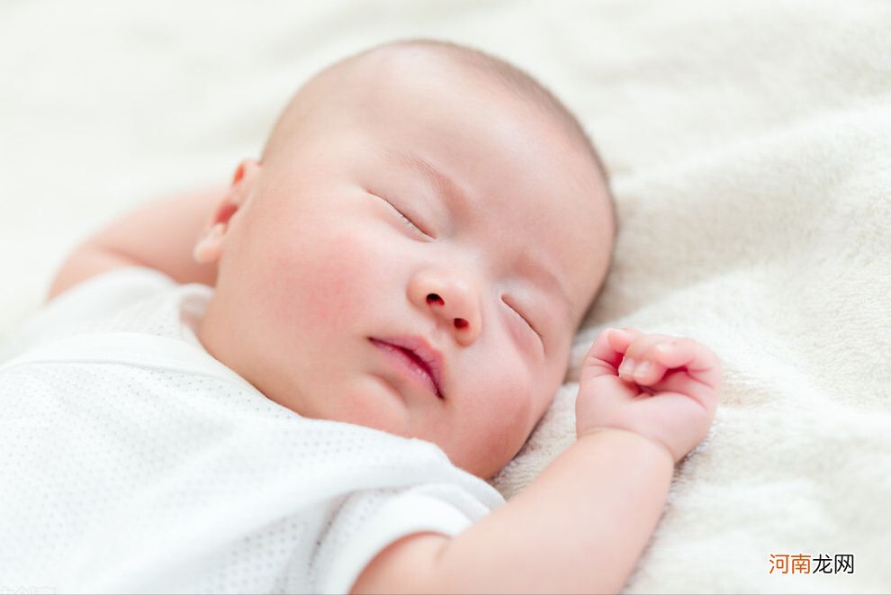 宝宝睡觉时的4个小动作，是身体“健康信号”，家长早了解早应对