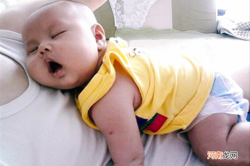 宝宝睡觉时的4个小动作，是身体“健康信号”，家长早了解早应对