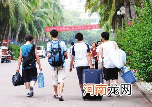 9月开学季，大一新生需要家长“护送”吗？不妨听听孩子的真心话