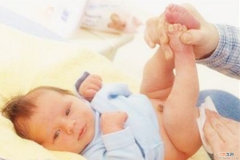 第一次给宝宝用尿布要怎么做呢？