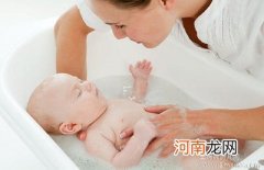 宝宝洗澡如何防止眼睛进水呢?