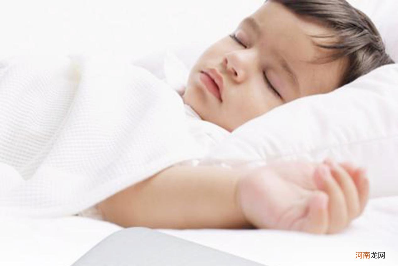 宝宝多大开始枕枕头？不同月龄的宝宝讲究不同，新手父母要了解