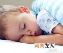 睡觉前过饱或兴奋可能让宝宝磨牙