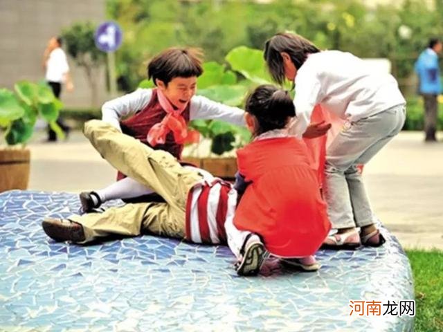 孩子幼儿园遭欺负，父母该如何应对？4个妙招搞定“幼儿园暴力”