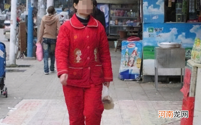 中国接娃像“睡衣大会”，日本妈妈像选美，孩子长大“差距”明显