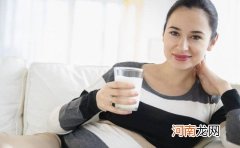 孕妇每天该喝多少水呢 怀孕后怎么喝水才对
