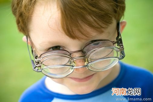 孩子防近视屈光比视力更重要