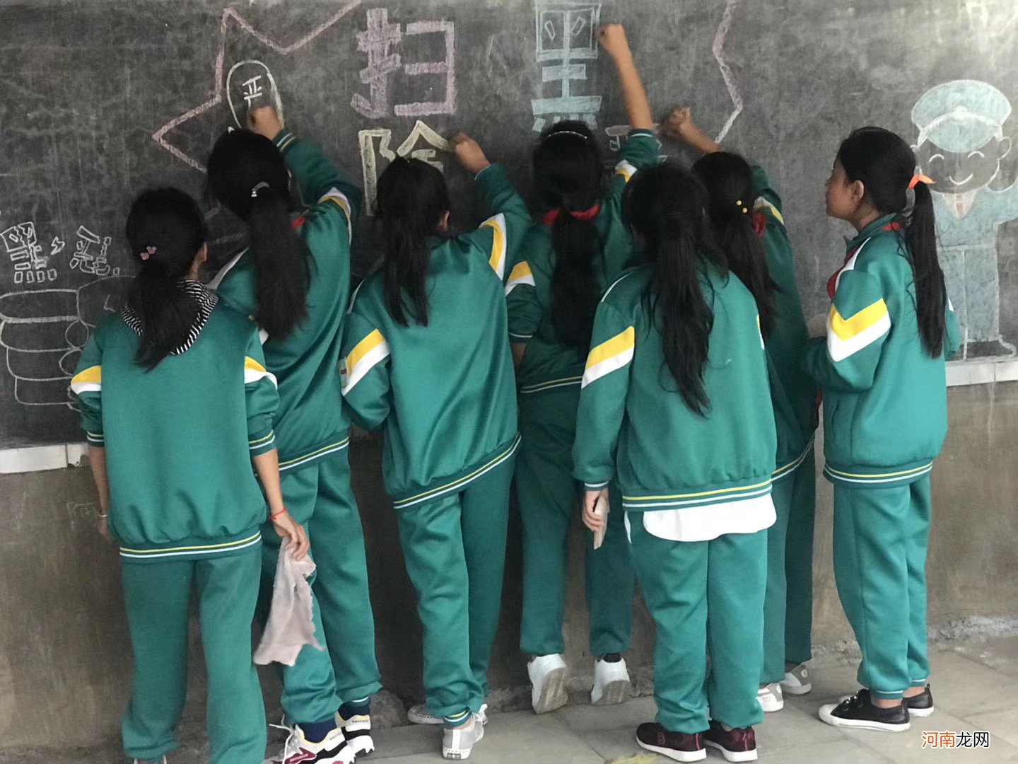 踢翻3杯奶茶拒绝道歉：熊孩子养成记，做好这3步就够了！