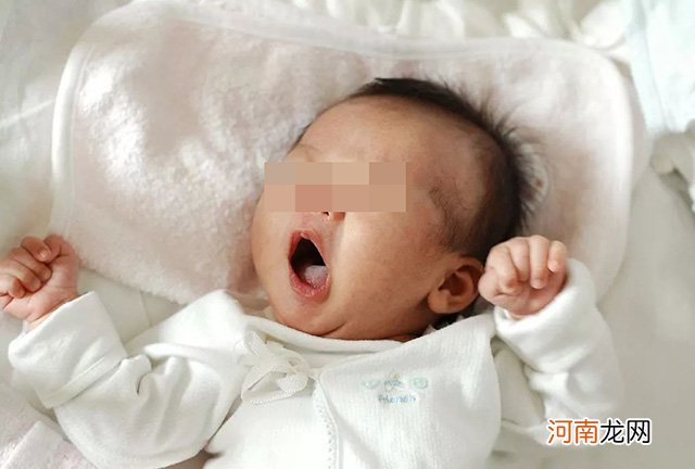 孕妈给宝宝买衣服，收到后怒退称衣缝反了，商家：新手宝妈勿扰！