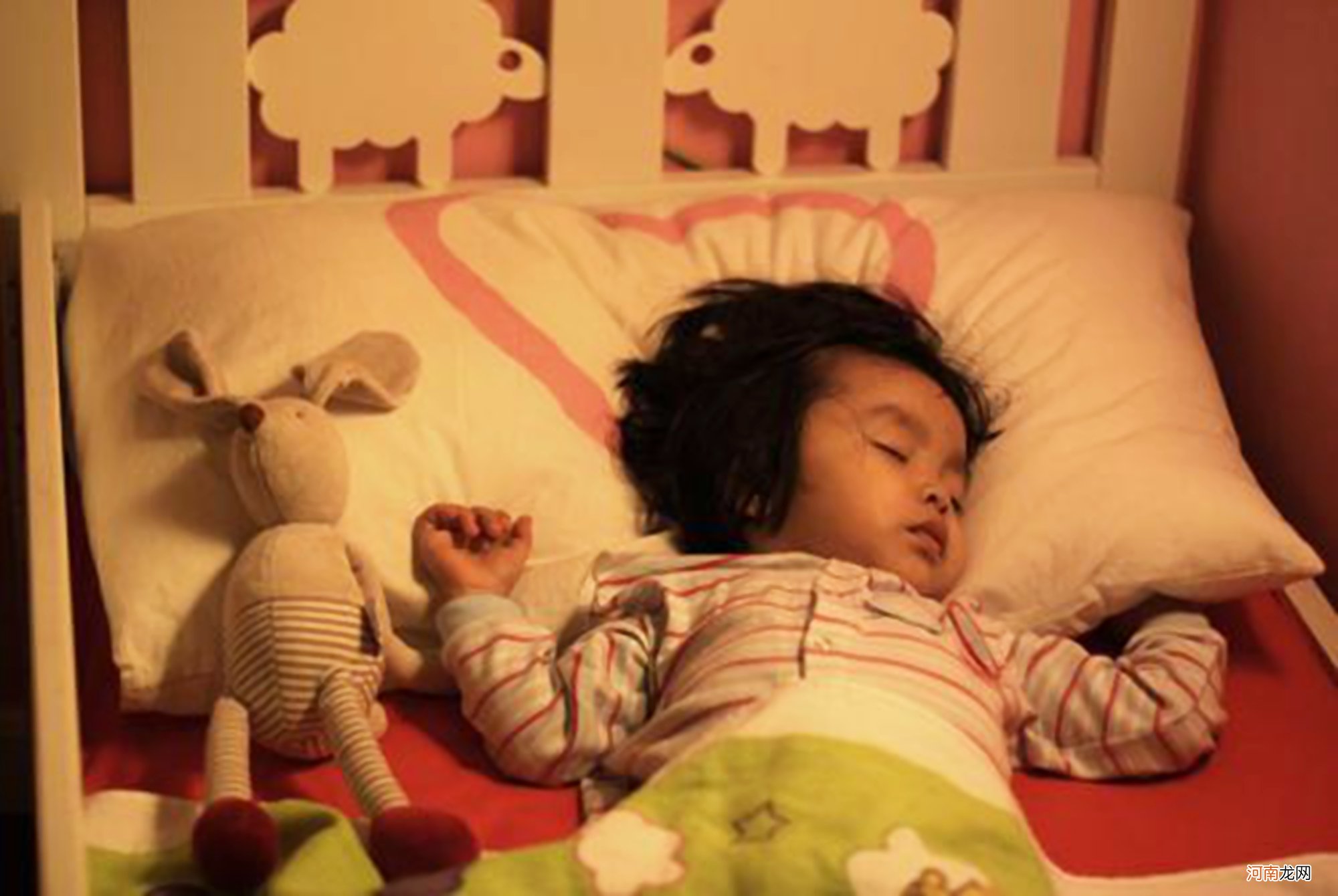 3岁娃的四种“睡姿”，暗示长大后性格，若是第一种父母大可放心