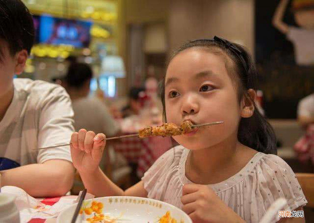 当孩子盯着别人的食物想吃时，你不当的处理方式，对孩子影响大