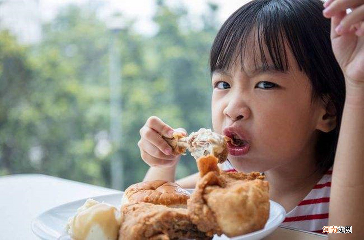 当孩子盯着别人的食物想吃时，你不当的处理方式，对孩子影响大