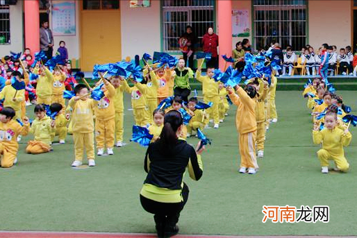 放学就喊饿，是老师没给吃饱？孩子上幼儿园常遇三个问题，答案很现实