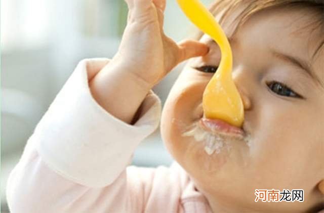 宝宝第一口辅食由米粉开启，如何给宝宝添加米粉，宝妈可以这么做