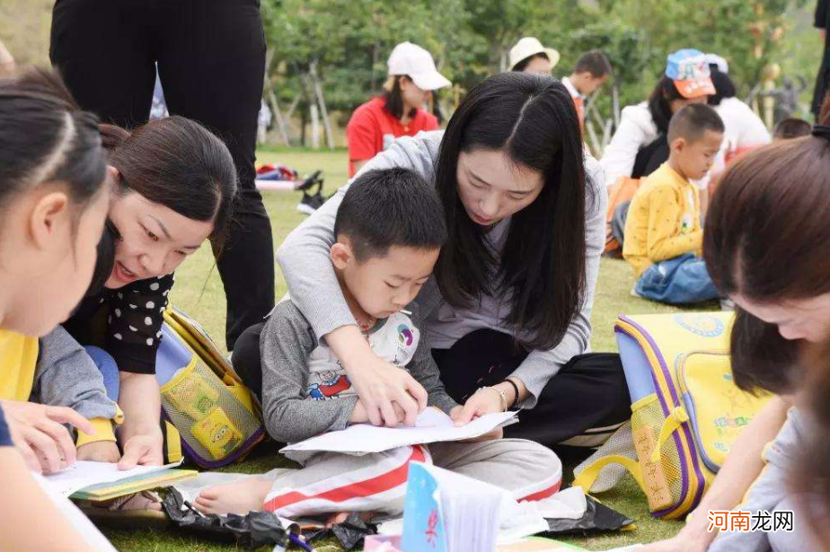 幼儿园门口老人接娃，普遍存在的一个现象，看似爱娃实则害娃！