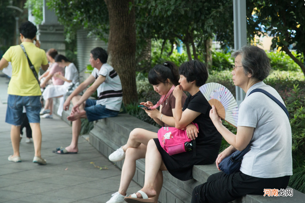 幼儿园门口老人接娃，普遍存在的一个现象，看似爱娃实则害娃！