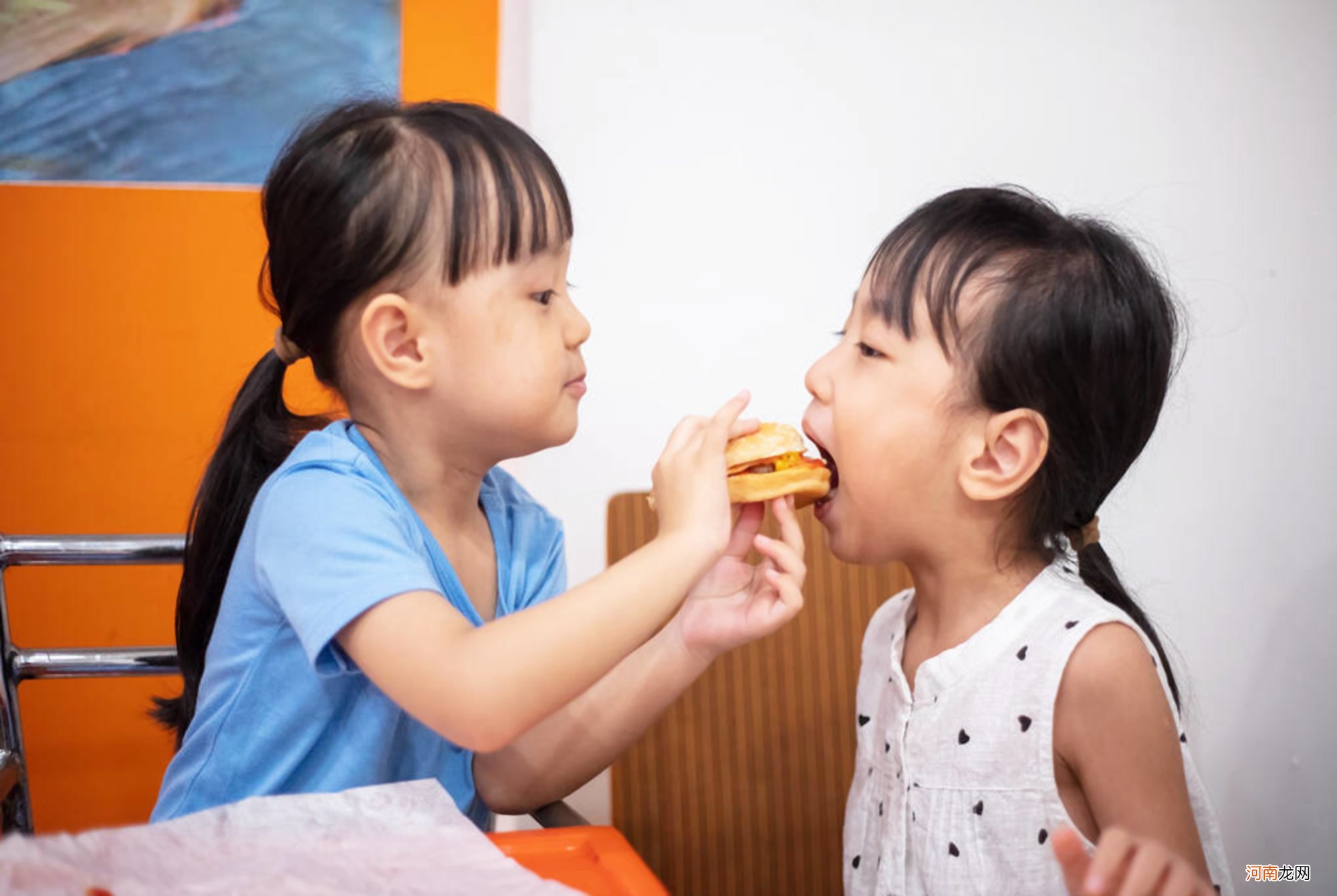 娃上学后脑子得来回切换，宝妈被“逼疯”：双胞胎到底要同班吗？