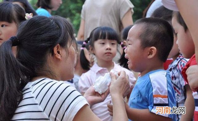 幼儿园可不是托儿所，娃太早上幼儿园有诸多危害，家长别不当回事