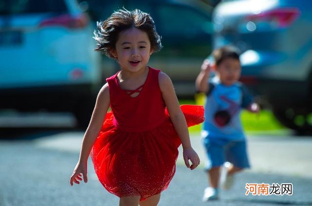 宝宝说“妈妈”时,就是在叫你吗?娃学说话过程,是段“历险记”