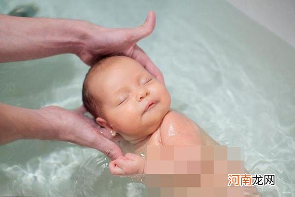 新生儿长痱子，为什么勤洗澡也退不了？医生一句话让宝爸恍然大悟