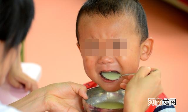 如何辨别孩子是否积食？除了口气重、舌苔厚，还会出现这些症状