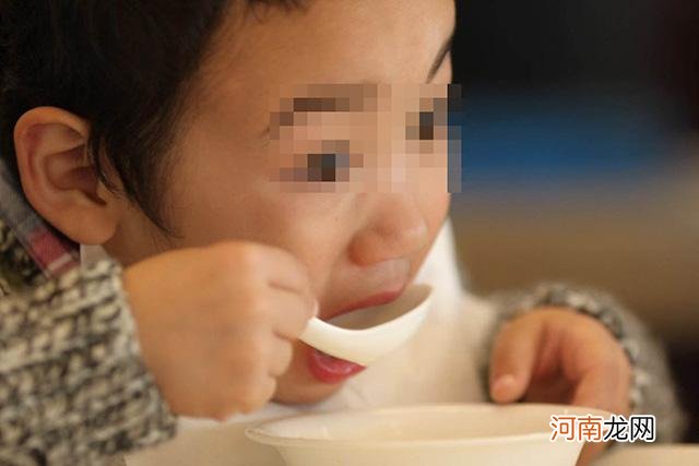 如何辨别孩子是否积食？除了口气重、舌苔厚，还会出现这些症状