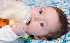 喝奶粉拉绿便的干预处理 宝宝喝奶粉拉绿便需要换奶粉吗