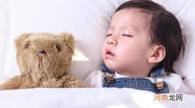 从小给孩子睡枕头,会给孩子身体带来伤害,附枕头正确挑选方式