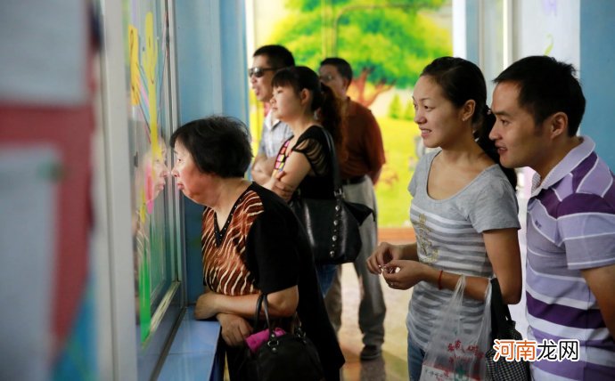 开学第一天小班为什么有的孩子哭闹,有的孩子听话,还不是怪家长