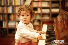孩子练钢琴容易变近视？