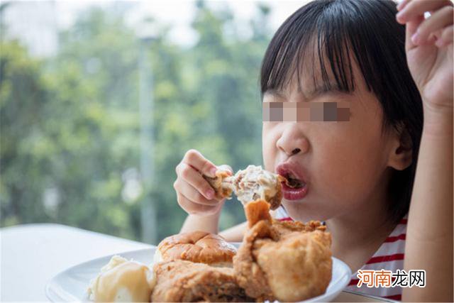 孩子睡觉前，家长别给他吃这3样食物，不止会影响身高，还有智力