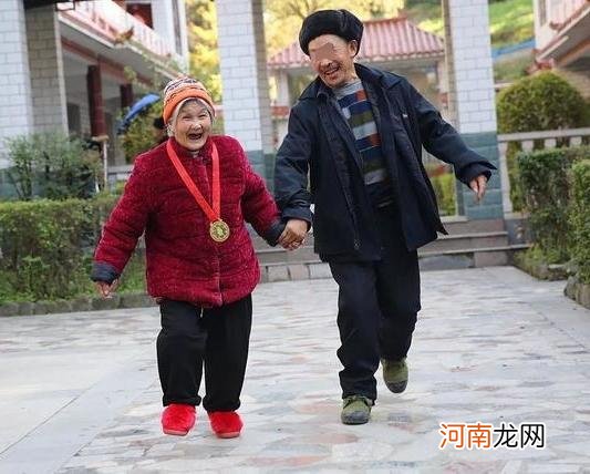 84岁老人越活越像个孩子，却过得超幸福：人老了要学会做“孩子”